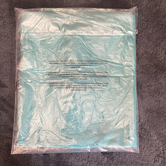 NWT Figs Rafaela women’s scrub top size medium - Picture 4 of 4